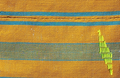 Un tissu à dominante jaune avec des incrustations bleues